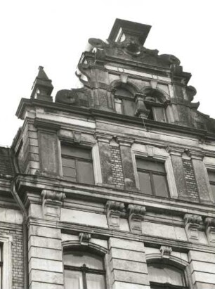 Dresden-Neustadt, Bischofsweg 30. Wohnhaus (um 1895). Fenster (4. Obergeschoß) und Giebel
