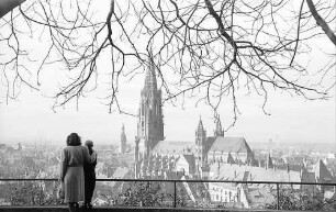 Freiburg i. Br.: Schlossbergblick vom Kanonenplatz auf das Münster mit Lilo und Nicki