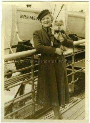 Opernsängerin Frieda Hempel mit ihrem Hund an Deck des Hochseepassagierdampfers "Bremen"