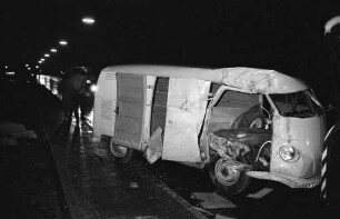 Unfall mit Todesfolge, bei dem ein VW-Kombi unweit der Autobahneinfahrt Rüppurr auf einen Betonmasten prallte.