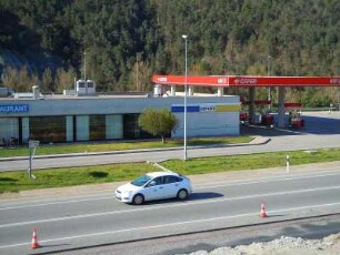 Pyrenäen - Tankstelle : Tankstelle an einer Landstraße. Aufgenommen in den spanischen Pyrenäen bei Berga am 17. April 2012