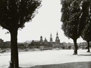 Blick vom Neustädter Ufer über die Elbe gegen Altstadtsilhouette und Augustusbrücke