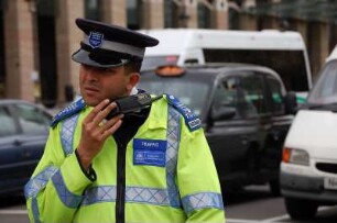Bobby in London : Farbiger Verkehrspolizist an einer Kreuzung in Westminster, aufgenommen in London im Mai 2006