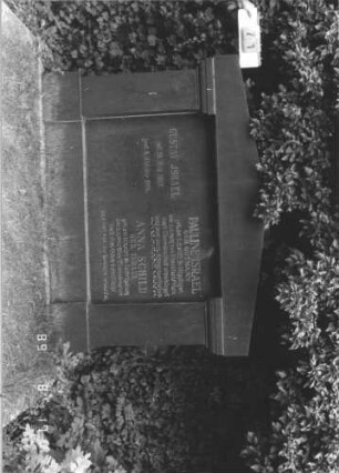 Grabstein 71 (Index: 100108912) Material: polierter Granit, Metallbuchstaben Zustand: sehr gut Maße HxBxT: 149x168x27 cm Beschreibung: Monument Besonderheit: kulturhistorisch wertvoll / hist.-wiss. Gründe (KZ-Opfer); - Familiengrab: Grabstein 71