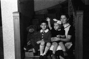 Bukarest: Kinder Protitsch auf Treppe
