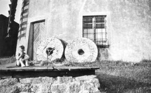 Vierkirchen-Arnsdorf. Holländerwindmühle, Mühlsteine