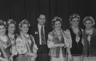 Moissejew-Ensemble im Admiralspalast : Porträt von Igor Moissejew mit Ensemble-Mitgliedern