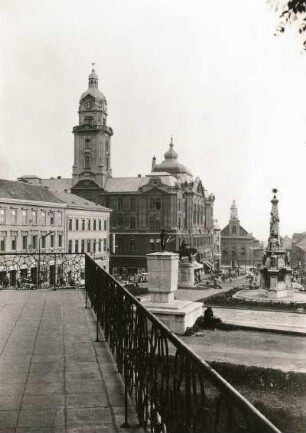 Pécs (Fünfkirchen). Blick auf Rathaus und Dreifaltigskeitssäule