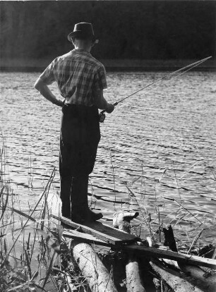 Angler am Ufer eines Bergsees
