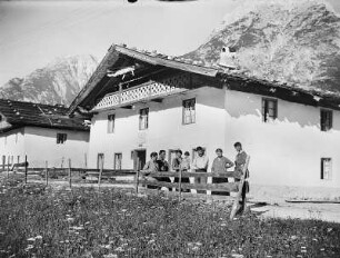 Österreich, Kurt Schlosser mit anderer Personen seiner Gruppe und mutmaßlich dem Hausbesitzerpaar mit kleinem Kind vor dessen Wohnhaus