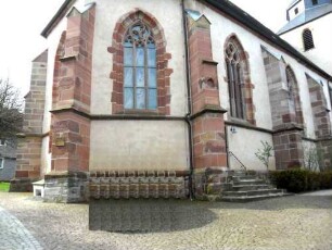 Stadtkirche - Chor mit Langhaus (gotisch neu erbaut) von Nordosten mit Strebepfeilern und gotischen Maßwerkfenstern