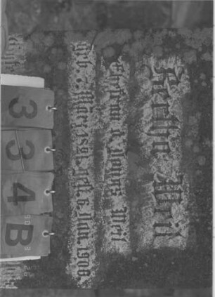 Grabstein 334 (Index: 100009390) Zustand: Vorderseite: Inschrifttafel mehrfach zerbrochen und wiedereingesetzt, kleine Teile fehlen Maße HxBxT: 188x60x20 cm: Grabstein 334B