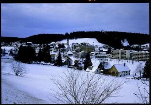 Schönwald: Ortsbild von der Bundesstraße, mit Sprungschanze