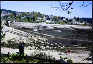 Schluchsee: der leere Schluchsee, leeres Becken an der Bahnstrecke