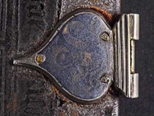 Dresdner Gebetbuch Horarium Latinum : Einbandschließe, graviert, Rückseite, unten, Einband aus: Dresdner Gebetbuch Horarium Latinum (Stundenbuch, auch Niederländisches Gebetbuch). 15. Jh. Dresden: SLUB Mscr.Dresd.A.311
