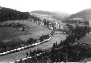 Breitenbach, Ortsansicht : Breitenbach (Potucky/Tschechische Republik). Ortsteilansicht im Schwarzwassertal mit Gasthaus "Dreckschenke". Blick talauf nach Südwesten