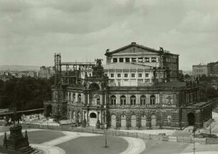 Dresden, Semperoper, Ansicht von der Hofkirche über den Theaterplatz während der Sicherungsarbeiten