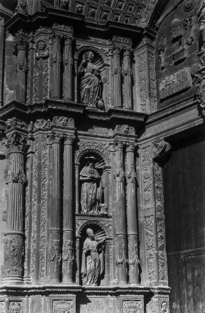Palma de Mallorca. Kathedrale, Westportal. Detail: linkes Portalgewände