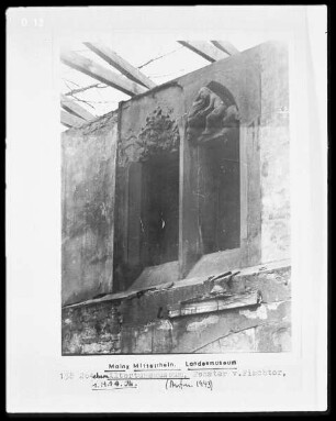 Fenster mit Reliefs vom Fischtor