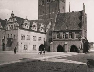Hansestadt Stendal. Rathaus . Ansicht, der in der zweiten Hälfte des 14 Jh. errichteten Gerichtslaube (rechts). Links der um 1480 errichtete Corpsflügel. Davor der Roland von Stendal. Im Hintergrund die Marienkirche