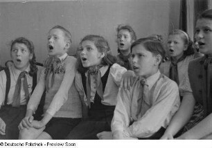Singende Kinder mit Pionierhalstüchern
