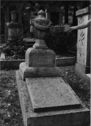 Grabstein 102 (Index: 99618520) Maße HxBxT: 135x70x61 cm Beschreibung: aufgesetzte Urne: Grabstein 102