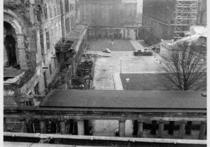 Blick auf die zum Teil zerstörte Fassade des Neuen Museums und die Kolonnaden