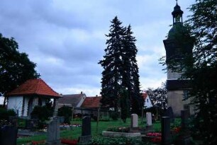 Kirche: Blick über den Friedhof