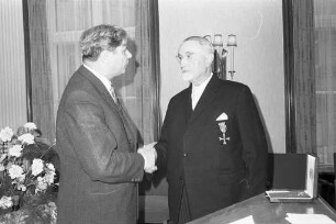 Verleihung des Bundesverdienstkreuzes an Postrat a.D. Heinrich Förster.