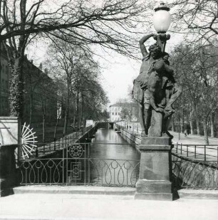 Potsdam. Breite Brücke (1765). Blick zu einer der plastischen Gruppen laternentragender römischer Krieger