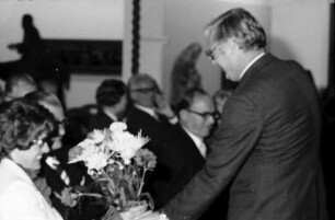 Freiburg: Augustinermuseum, Justizminister Dr. Bender überreicht Blumen an Frau Keller