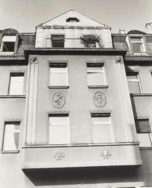Wohnhaus mit Läden. Wurzen, Schweizergartenstraße 1 : Wurzen, Schweizergartenstraße 1. Wohnhaus mit Läden (1905/1910). Erker mit Schmuckmedaillons