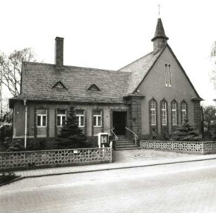 Großdeuben (Kreis Leipziger Land), Sraße des Friedens 33. Friedenskirche mit Gemeindehaus (um 1928)