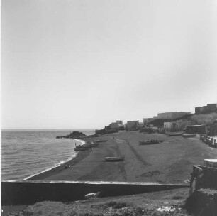 Stromboli, Blick über den Strand mit Booten unterhalb des Ortes