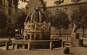 Karlsruhe - 32 Ansichten nach photographischen Aufnahmen. Marktbrunnen auf dem Gutenbergplatz