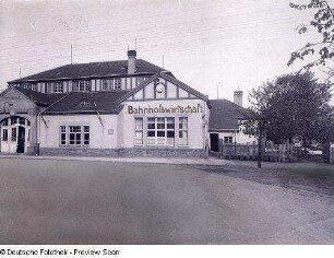 Klotzsche (Dresden-Klotzsche). Bahnhof. Empfangsgebäude mit Bahnhofswirtschaft. Stadtseite