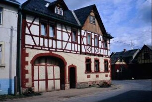Fassade Bauernhaus, Hoftor mit Korbbogen