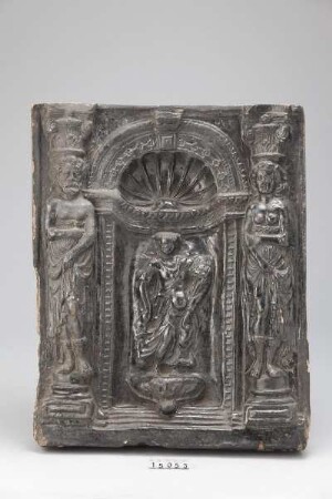 Ofenkacheln mit seitlichen Karyatiden — Ofenkachel mit männlicher Figur, Hammer und Füllhorn