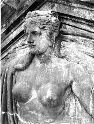 Allegorische Frauenfigur : Allegorische Frauenfigur. Sandstein (um 1905). Hüftstück. Dresden-Altstadt, Schloßplatz 1, Baustelle Ständehaus (Bauphase Substanzsicherung / Wiederaufbau Dach)
