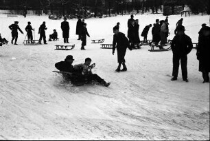 Berlin; Wilmersdorf: Schnee in Berlin; Rodelbetrieb im Stadtpark