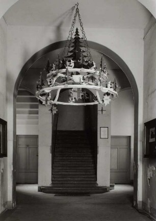 Hängeleuchter mit Reiterfiguren : Hängeleuchter mit Reiterfiguren. Holz, gedreht, geschnitzt, bemalt. Erzgebirge, um 1930. Seiffen: Erzgebirgisches Spielzeugmuseum