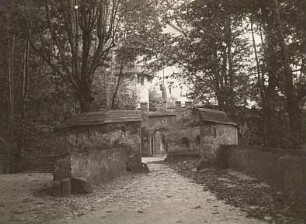 Mittelsachsen. Rochsburg. Schloss Rochsburg, Eingang mit Vorbefestigung und Rondell