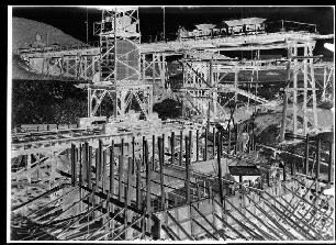 Staustufe Limbach. Wehrbaugrube "L" mit Transportbrücke gegen Land gesehen. Standpunkt: Baugrubenumschließung. Spundwand. Schweinfurter Pegel = 28 cm.