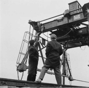 Deutsche Reichsbahn. Gleisbaustelle im Abschnitt Glauchau - Zwickau der Eisenbahnstrecke Dresden - Werdau. Maschine zur lehrschienenlosen Gleisjochverlegung mit Bedienungsstand ohne Geländer