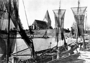 Segel-Fischerboote (Zeesboote) im Hafen. Blick zur Dorfkirche : Insel Poel-Kirchdorf (Kreis Wismar). Segel-Fischerboote (Zeesboote) im Hafen. Blick zur Dorfkirche