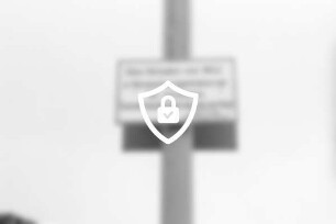 Altglascontainer: Hinweisschild mit Verbot zum Abladen von Müll