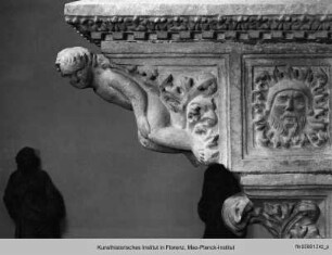 Baldachin : Konsolen mit Figuren und Reliefs von Köpfen