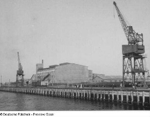 Kaianlage mit Kühlhaus : Namibia (ehem. Südwestafrika), Walfischbucht, Kaianlage mit dem Gebäude der Cold Storage (Kühlhaus)