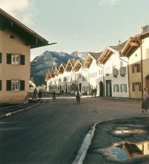 Mittenwald. Dorfstraße gegen Ausläufer des Wettersteingebirges