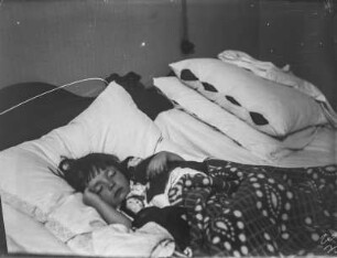 Die Tochter der Fotografin schlafend, aufgenommen in der Regerstraße 22